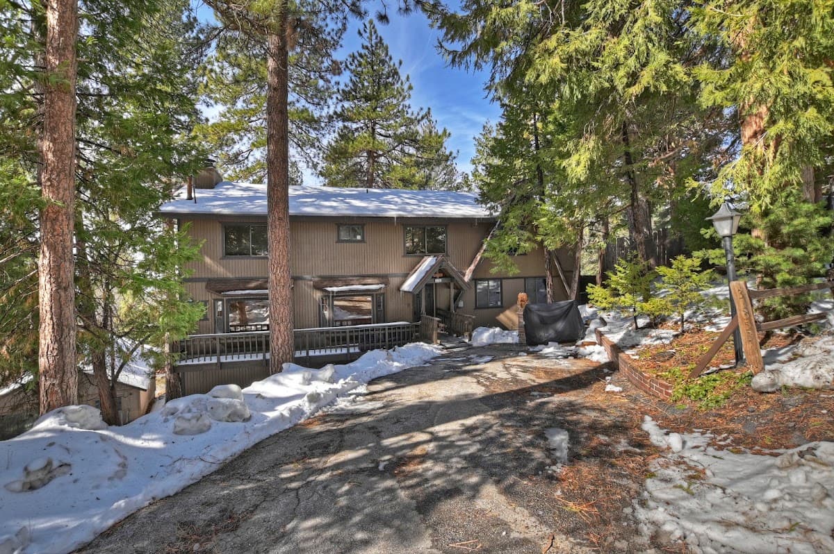 Escape Plan Destinations - Chalet Rue, Hotel in Running Springs