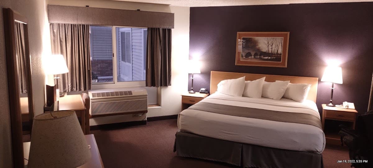 Fossil Creek Hotel & Suites I-70, Hotel in Russell