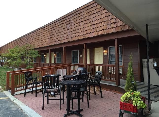 The Driftwood Motel Restaurant & Sports Bar, Motel in Saint Ignace
