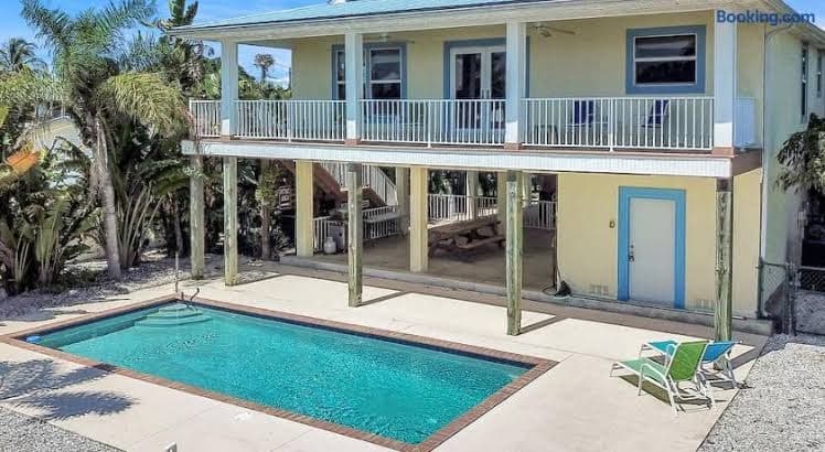 3 bed 3 bath home on quiet canal with heated and chilled pool - Entire Place, Holiday Home in Saint James City