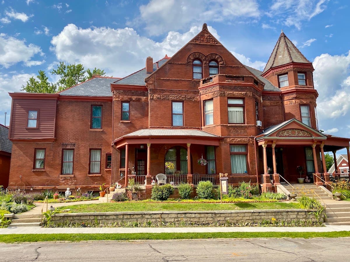 Vineyard Mansion & Carriage House Bed & Breakfast, Hotel in Saint Joseph