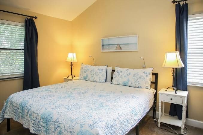 Fabulous 3-bedroom condo in St. Simons Island with AC, WiFi, Hotel in Saint Simon Mills