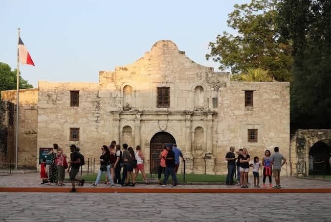 Adorable 2BR Guesthouse Close to Riverwalk and DT, Hotel in San Antonio