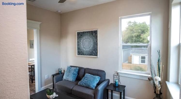 Beautiful Guest House on New Built Home Near Downtown - Entire Place, Guesthouse in San Antonio