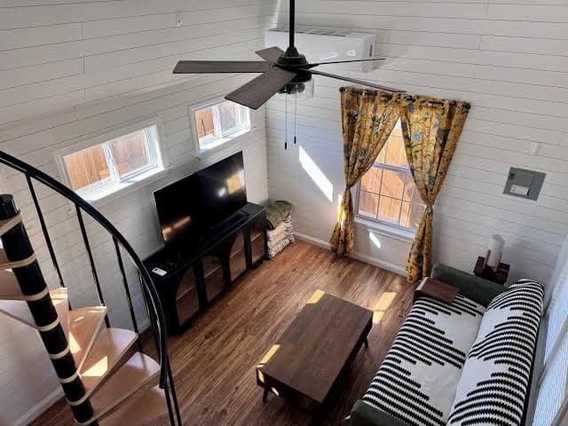 Cute Barn Guesthouse with Upstairs Loft, Holiday Home in Balcones Heights