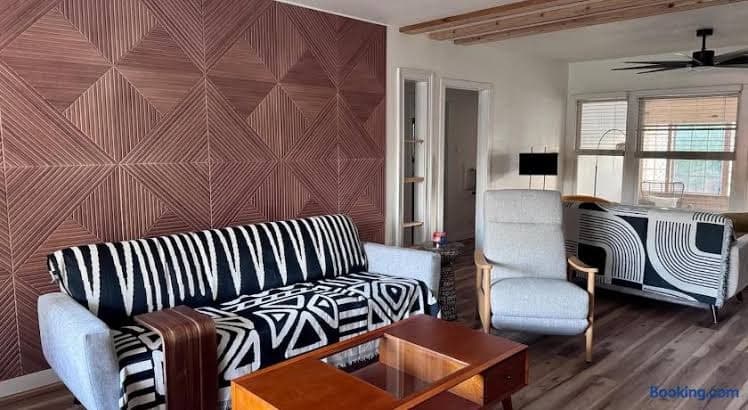 Stylish 1940s Home with Barn Guest House - Entire Place, Holiday Home in Balcones Heights