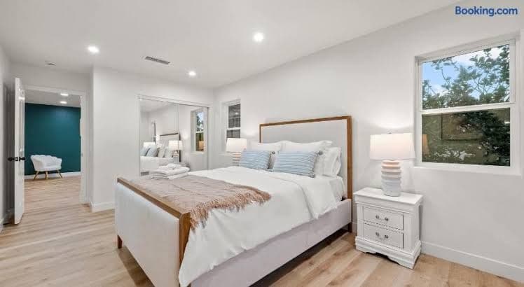 Resort-style Gated Coastal Retreat Pool Tennis - Entire Place, Holiday Home in San Joaquin Hills