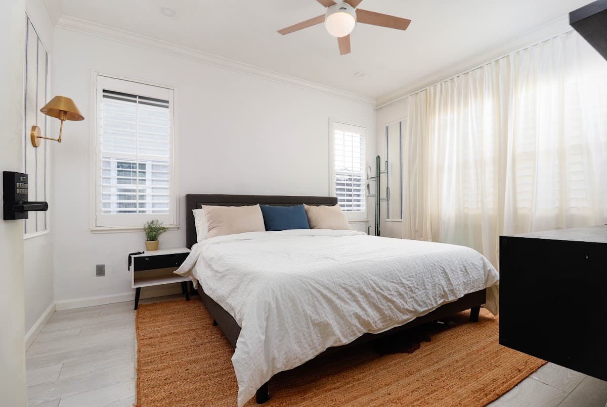 Midnight modern, Bed & Breakfast in San Jose