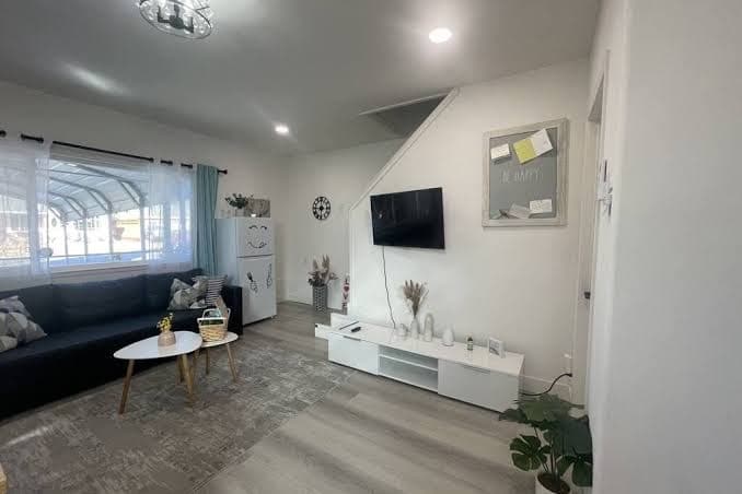 Spacious guest house with private entrance . Your Own Parking Spot, Guesthouse in East Foothills