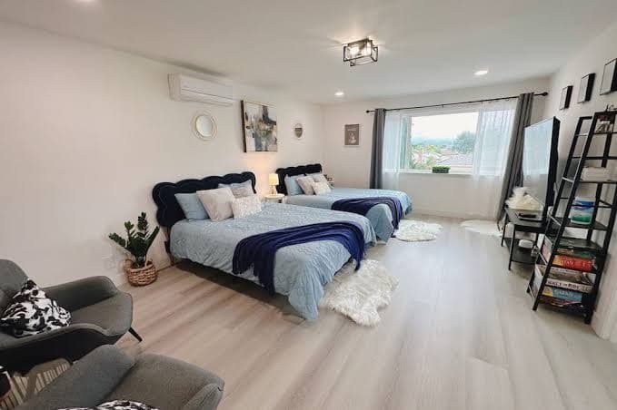 Spacious guest house with private entrance . Your Own Parking Spot, Guesthouse in East Foothills
