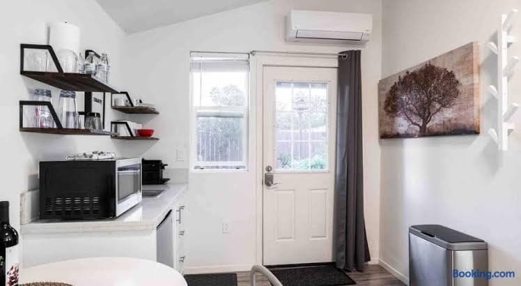 Relax in a Quaint Private and Cozy Guest House - Entire Place, Holiday Home in San Jose
