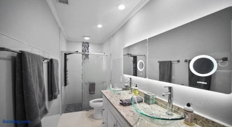 Luxury Vacation Home - Private Pool Outdoor Living - Entire Place, Holiday Home in Sandalfoot Cove