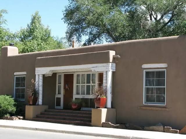 Casa De Tres Lunas | House of Three Moons, Hotel in Santa Fe