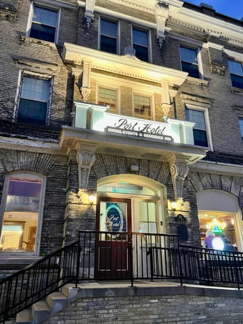 The Port Hotel, Hotel in Saukville
