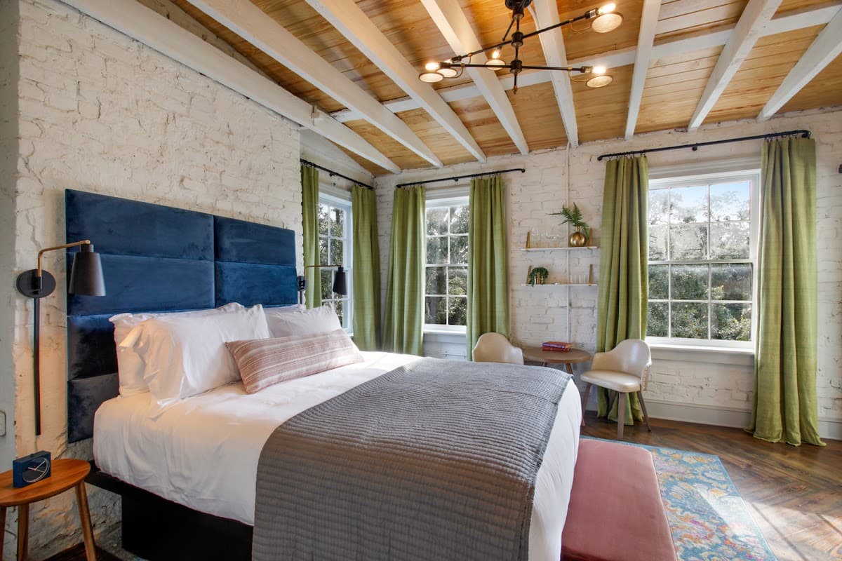 The Present, Hotel in Savannah