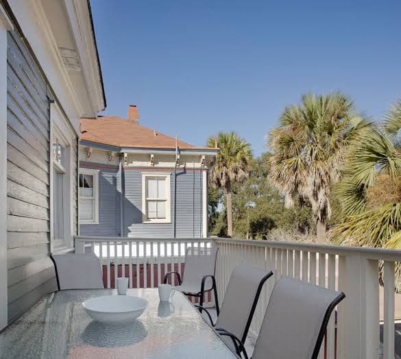 Huge 5 bedroom 5 bath Home in Savannah, Hotel in Savannah