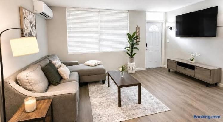 Cozy 2BR Home in Lake Worth, Near Beach, Downtown, Outdoor Grill - Entire Place, Hotel in Seminole Manor