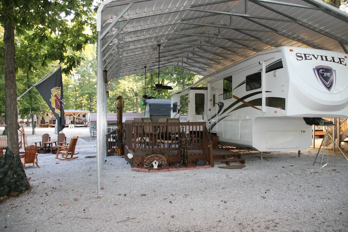 Coy and Wilma’s Campground, Hotel in Sesser
