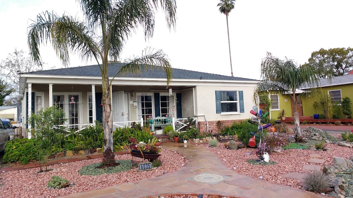 Goldfinger's Get Away Bed and Breakfast, Bed & Breakfast in North Hollywood