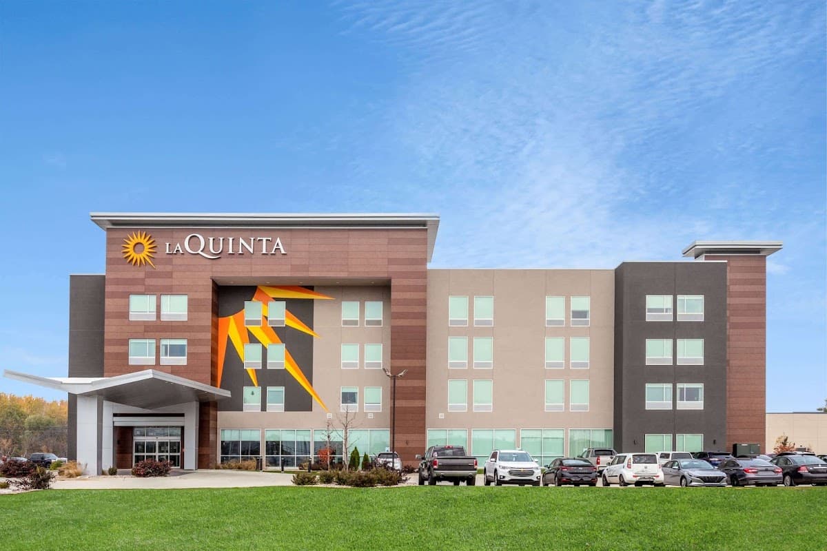 La Quinta Inn & Suites by Wyndham Shorewood, Hotel in Shorewood