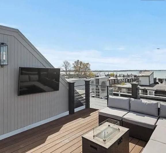 Luxury furnished rental with ocean and city views, Hotel in South Boston