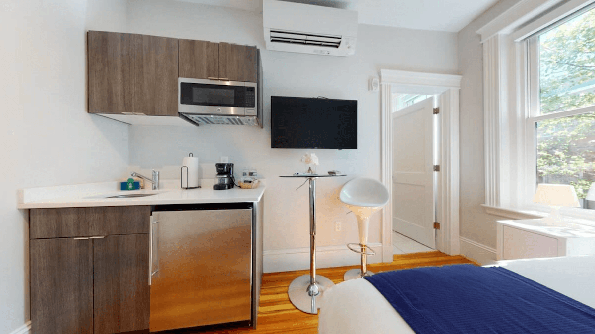 Maverick Suites at 89 Marion Street, Holiday Home in Coolidge Corner