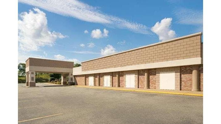 Ramada by Wyndham Uniontown, Hotel in South Uniontown