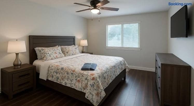 Suburban Retreat 15 Mins to Downtown Detroit - Entire Place, Hotel in Southfield