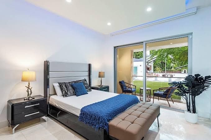 Spacious 9-bedroom house, Sleeps 20 with mega-pool and stables, Hotel in Sunshine Ranches