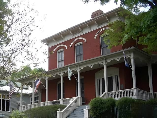 Ubon Victorian Inn, Hotel in Staunton