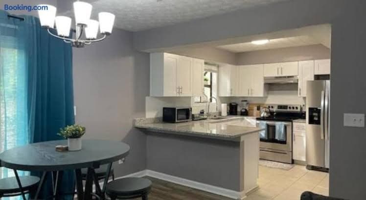 Stone Mountain Home, SmartTV All Rooms, Pool Table - Entire Place, Hotel in Stone Mountain
