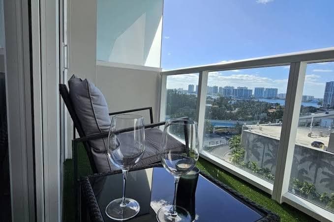 Right on the beach! Cozy hotel suite in phenomenal Sunny Isles Beach, Hotel in Sunny Isles Beach