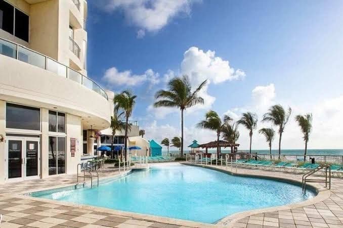 Beautiful Hotel Suite on the Beach ! Minimum 3 months., Hotel in Sunny Isles Beach