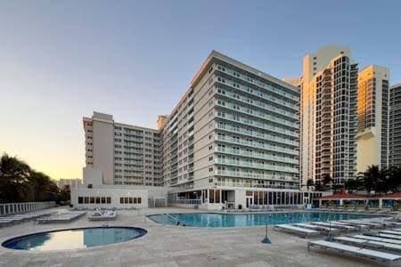 Just Beachy - Oceanfront stay with Hotel Amenities - Apartment, Hotel in Sunny Isles Beach