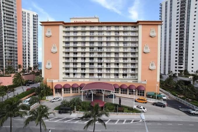 ★ Miami Beachfront Condo ★ in Hotel Resort, Resort in Sunny Isles Beach