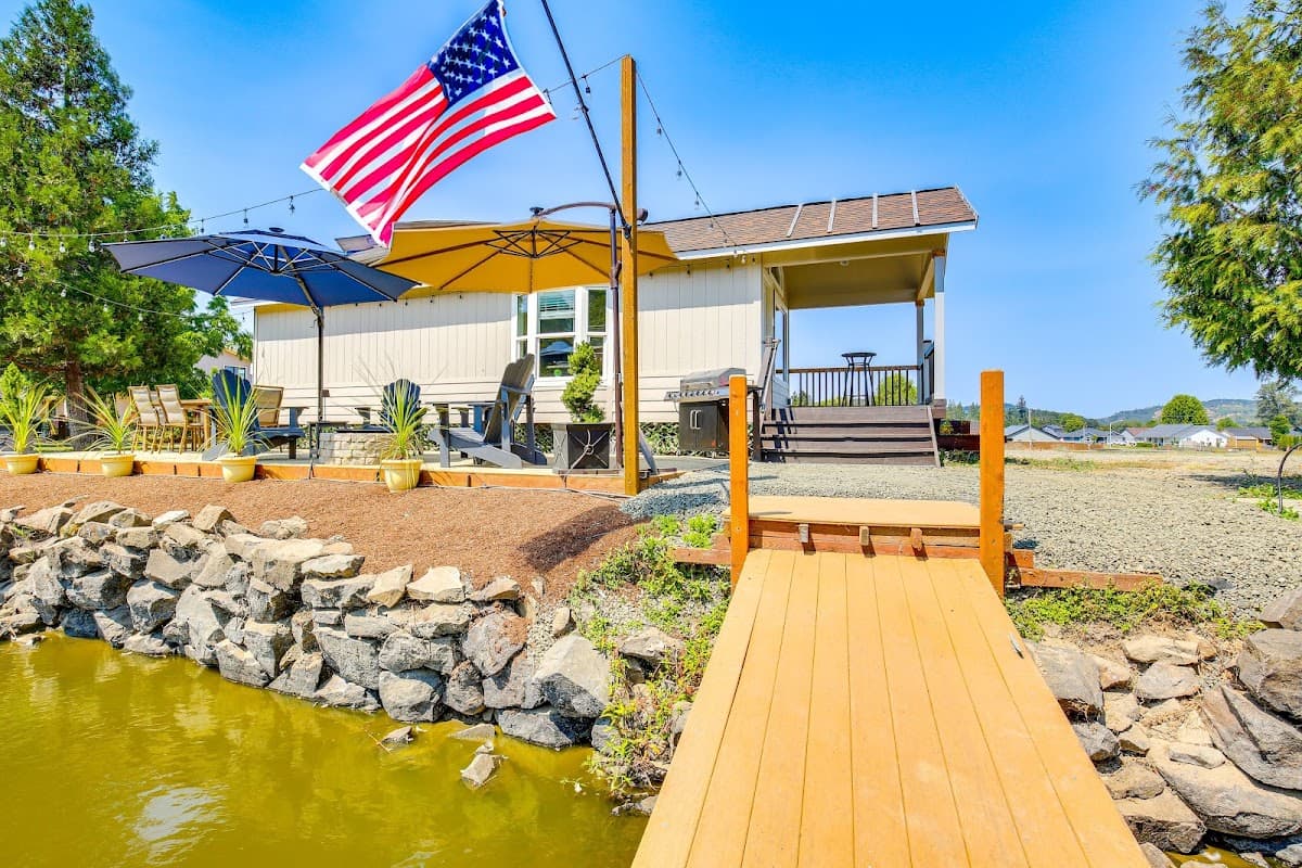 Two Ponds Cabins & Resort, Hotel in Sutherlin