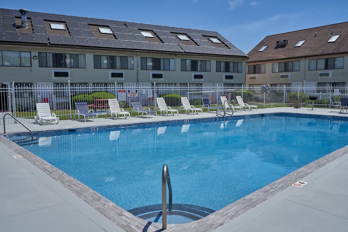 Admiralty Inn & Suites by The Red Collection, Hotel in Teaticket