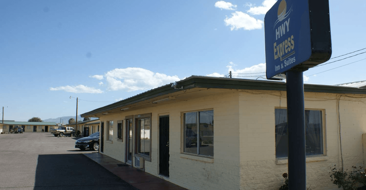 HWY. EXPRESS INN & SUITES, Motel in Thatcher