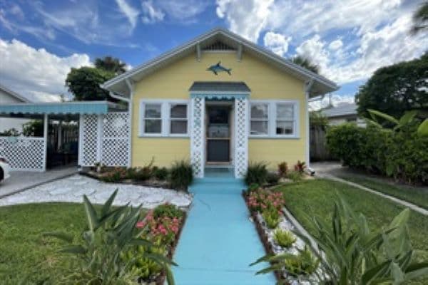 Southern PAG Beach House Bungalows, Hotel in Tierra Verde