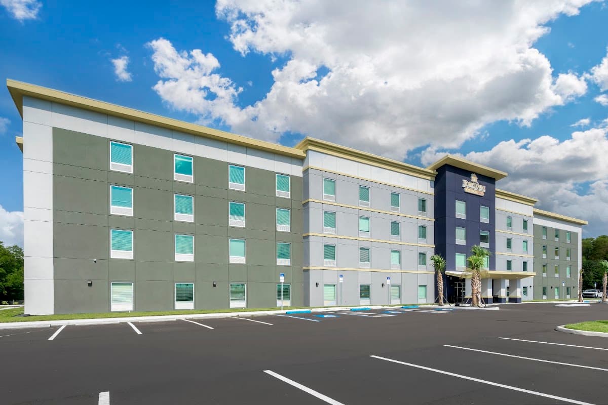 HomeTowne Studios Tampa - Airport, Hotel in Town 'n' Country