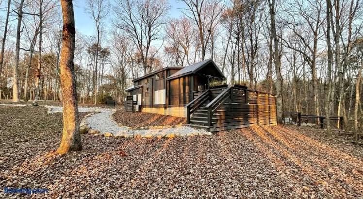 Chic Tiny Cabin with Jacuzzi, Screened Porch and Grill in Tennessee - Entire Place, Holiday Home in Tracy City