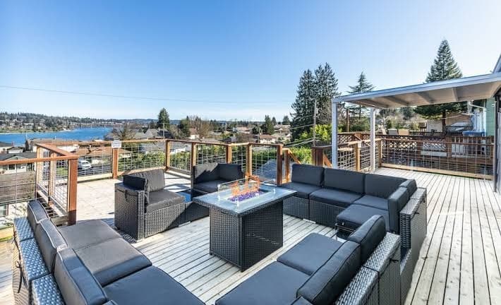 The Lookout Landing, Holiday Home in Bremerton