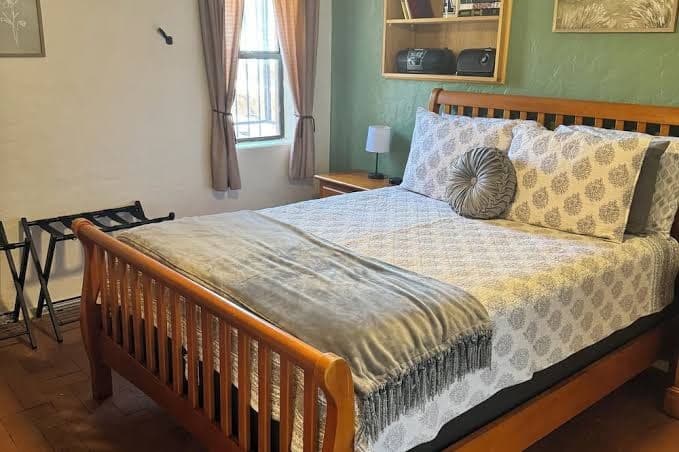 Detached 1BR Guest House, near UA, private patio and 2-person jacuzzi., Guesthouse in Tucson