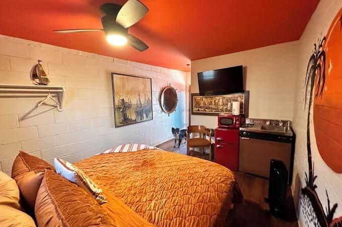 Vintage Motel Room in sunny Tucson with WiFi, AC \"Tequila Sunrise\", Motel in South Tucson