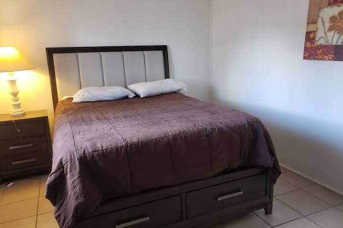 Spacious furnished 2 bedroom apartment available in a great central location !, Hotel in Tucson