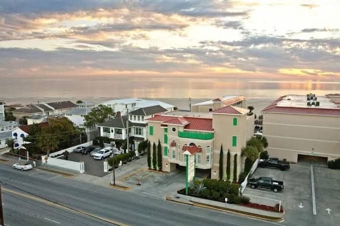 Partial Ocean View Room w / Free WiFi, Private Balcony, Walk-In Shower, Hotel in Tybee Island