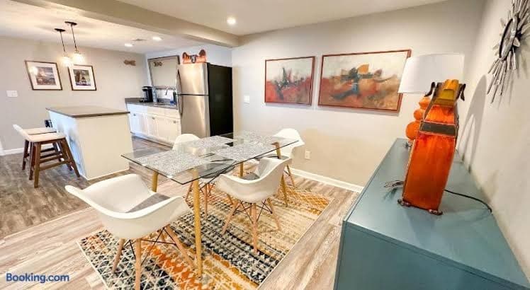 Lakefront 5 Bedroom Vacation Home - Sleeps 12! - Entire Place, Holiday Home in Vermilion-on-the-Lake