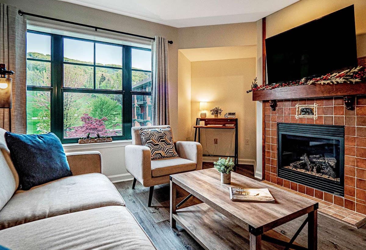 Cozy condo 1 BDR, 1 LR ,1 BTH, 1 KITCHENETTE sleep 4 Mountain view #234, Hotel in Vernon Center