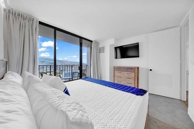 Waikiki Sunset Hotel remodeled unit with a magnificent view of the Koʻolau Range, Hotel in Diamond Head / Kapahulu / Saint Louis Heights