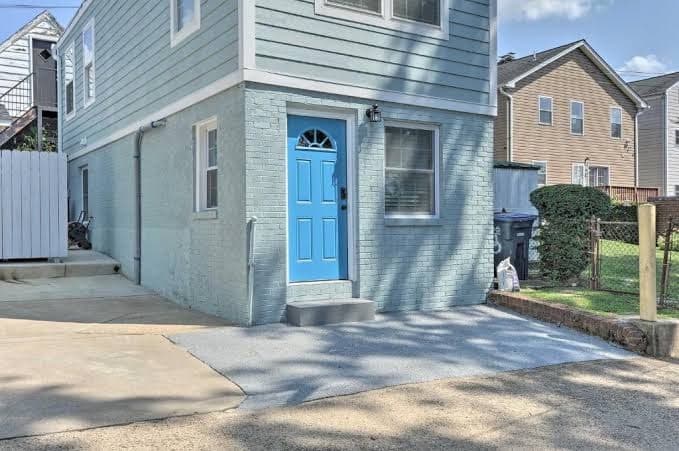 6 Mi to Ivy City Guesthouse with Fire Pit in DC! - Vacation Home, Guesthouse in The Parks At Walter Reed